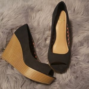 Black wedges